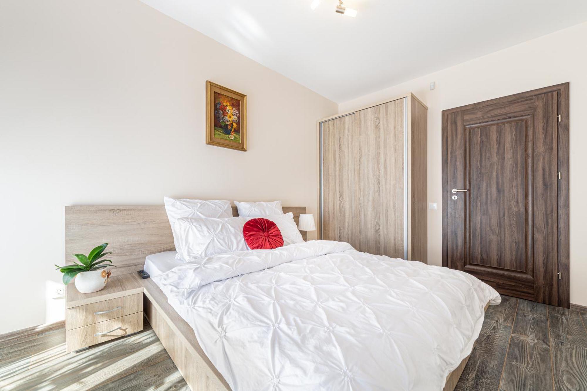 Ari - Ared Luxurious Apartments With Balcony & Free Parking Arad Exterior foto
